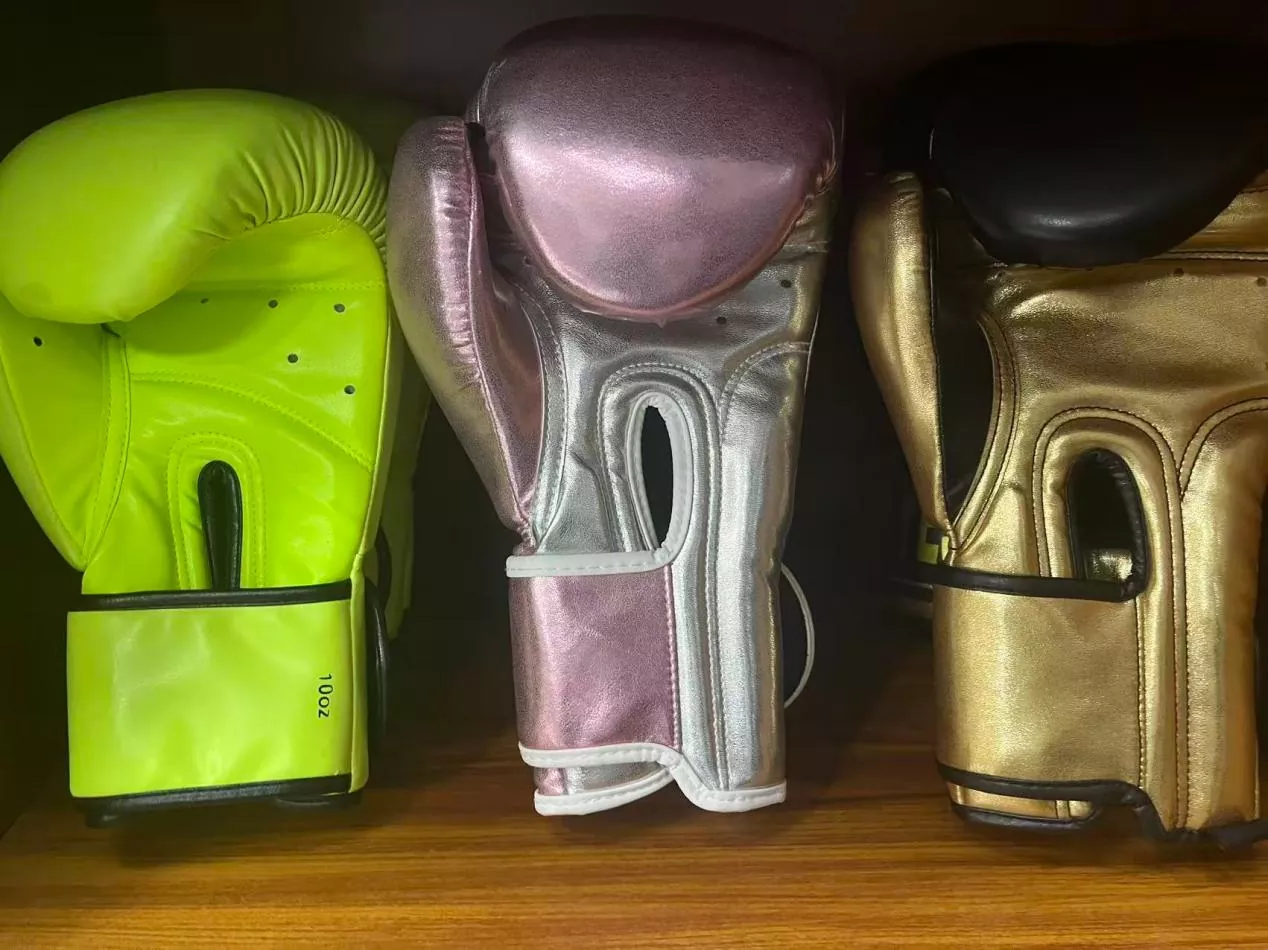 Was sind die Hauptunterschiede zwischen Boxhandschuhen und MMA-Handschuhen für das Kampftraining?
