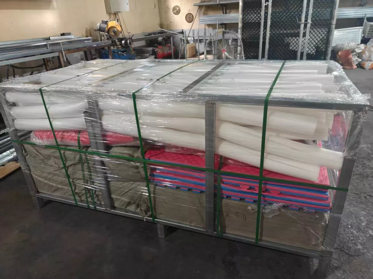 Wie bewältigen die Boxringe von Pandawin Sports angesichts des weltweiten Versands nach der Vormontage und Prüfung im Werk die Herausforderungen von Transportschäden und Installation?