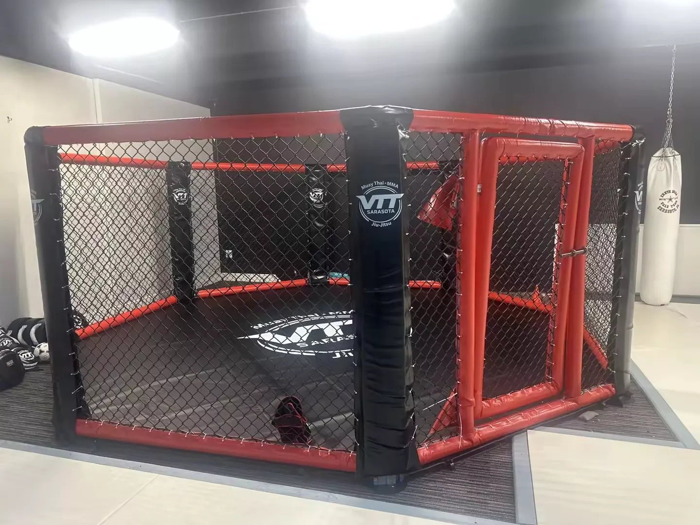 Wie kann ein maßgeschneidertes MMA-Achteck Sicherheit, Haltbarkeit und Markenpräsentation in einem hochintensiven Kampfstudio in Einklang bringen?